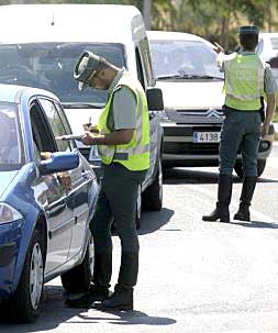 Un guardia civil pone una multa./