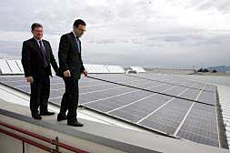 El alcalde de l'Alcúdia, Robert Martínez, junto con el delegado de la empresa IM2, Enrique Selva, en el techo solar recién inaugurado de la piscina municipal cubierta de la localidad./