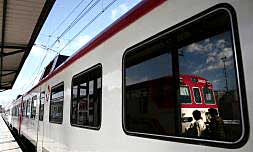 Cabecera de un tren de Cercanías reflejada en la luna de otra unidad./
