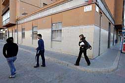 Varias personas transitan junto al antiguo centro de salud de General Espartero donde se pretende adecuar una mezquita./