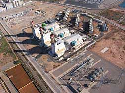Vista aérea de los tres grupos que producen la energía de la central de ciclo combinado de Unión Fenosa en Puerto de Sagunto./
