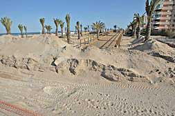 Las obras de trasvase de arena que están desarrollándose en la playa de Gandia./