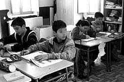 En el colegio suelen mostrar problemas de atención e hiperactividad./