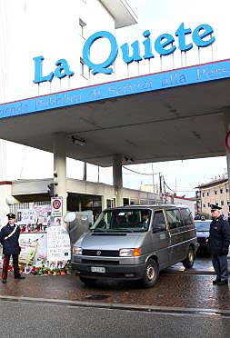 Una furgoneta sacaba ayer el cuerpo sin vida de Eluana Englaro del hospital de Udine en el que falleció el pasado lunes./