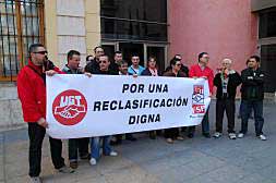 Policías locales de Algemesí durante la concentración que tuvo lugar ayer./