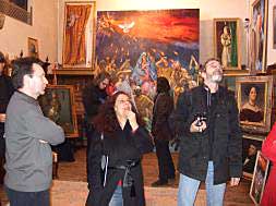 John Howe (I), su esposa y un sobrino del pintor en la Casa Museo Segrelles./