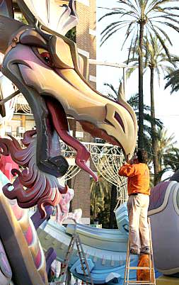 Cabeza de la carroza dragón de la falla Exposición, de Pere Baenas./