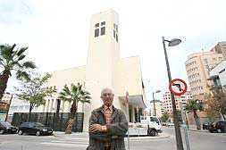 Sebastián Benítez, párroco de San Luis Obispo, ayer, delante del templo, en la calle Eduardo Soler y Pérez./