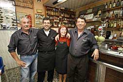 De izquierda a derecha 'El Pibe', Raúl Pastor y los propietarios del Bar Central, Magdalena y Vicente./