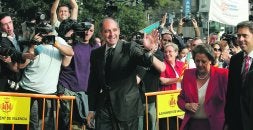 SONRIENTE. Camps saluda a las personas que se acercaron a la sede del TSJ para apoyarlo en presencia de Barberá y Rambla. /D. TORRES/