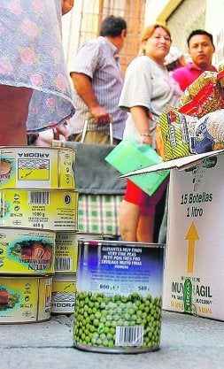 Todos los alimentos repartidos están envasados. / J. J. MONZÓ / Vídeo: Paco Moreno/