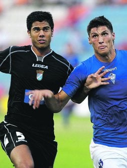DESEADO. Aythami pugna con Rafa Jordá. /ÁLEX DOMÍNGUEZ/