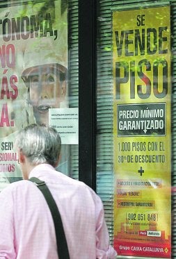 Una sucursal de Caixa Catalunya en Valencia. / DAMIÁN TORRES/