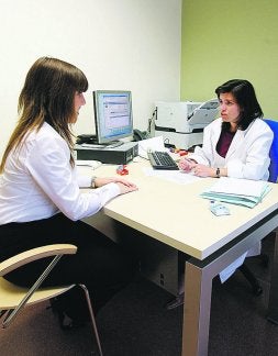 MANISES. Un médico atiende a una paciente en Manises. /LP/