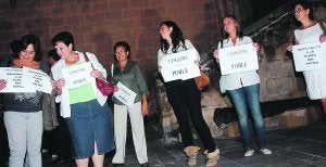 REIVINDICACIÓN. Vecinas de la población ante el templo de San Bartolomé, con carteles de protesta contra lo ocurrido. /JOSÉ IGLESIAS/