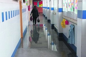 CP EL CASTELL. Pasillos de las aulas de infantil del colegio de Almoines, inundadas. /LP/