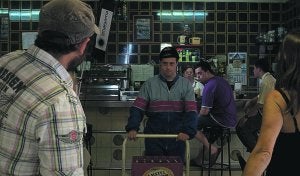 JORNADA CINE. A la izquierda, un momento del rodaje de una producción de Cinesin. A la derecha, miembros del equipo posando. /LP/