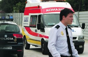 UNIDOS. Policía Nacional y SAMU actúan juntos durante una emergencia en las afueras de Valencia. / EFE. J. C. CÁRDENAS/