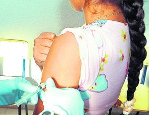 DEFENSA. Las campañas de vacunación son esenciales contra la meningitis. /efe/