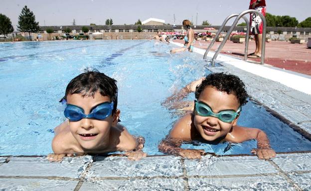 Resultado de imagen para niÃ±os en piscina