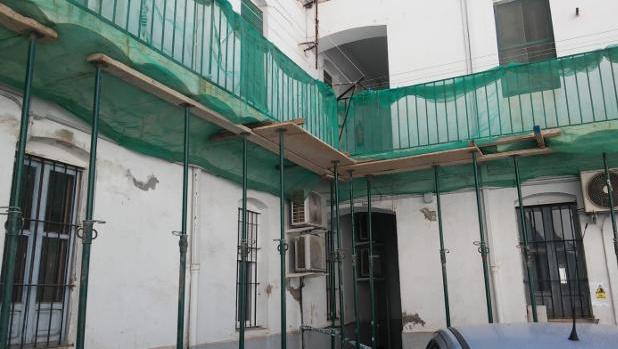 Entre puntales. Estado que presentaba hace un mes el cuartel de la Guardia Civil de Almassora, en Castellón. / AUGC