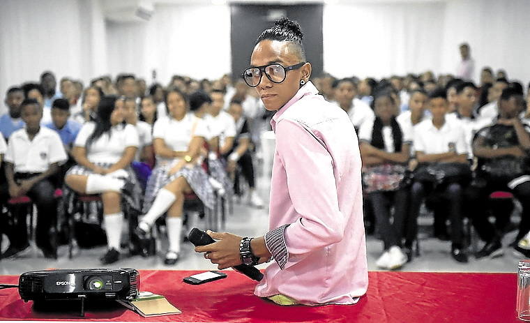 Alca impartiendo una charla de superación.