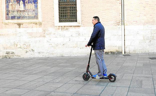 Zona peatonal. Es frecuente ver patinetes en espacios de peatones.