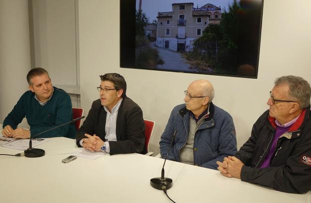 El alcalde hace público el acuerdo alcanzado con la familia propietaria del edificio que para su adquisición. / lp