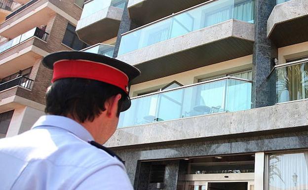 Un mosso en Lloret de Mar. /Reuters