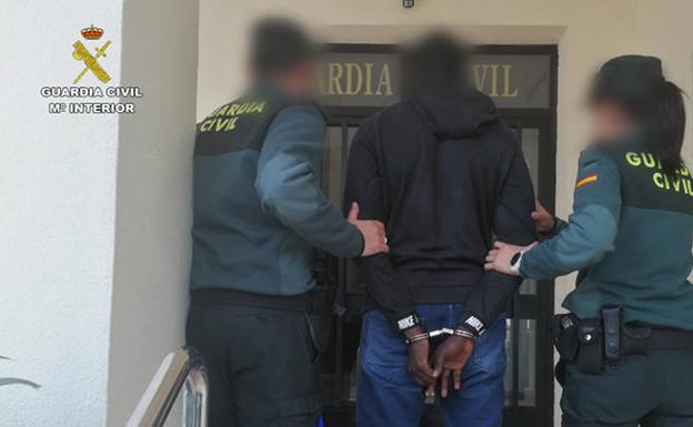 El detenido por la presunta agresión sexual es un español de 27 años. /GC