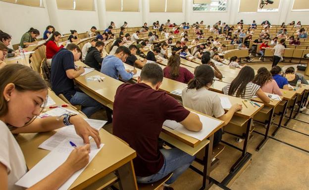 Estudiantes examinándose de las pruebas de acceso a la universidad. /Efe