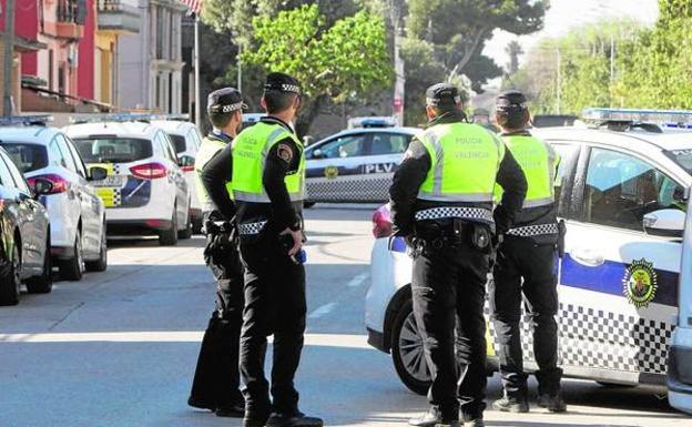 Varios policías locales en una calle de Valencia. /D. Torres