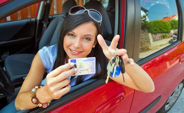 Una joven muestra su carnet de conducir.