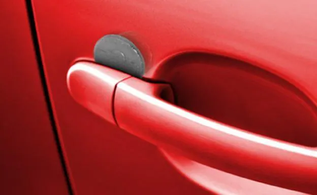 Alerta si ves una moneda en la puerta de tu coche: así es el nuevo método que utilizan los ladrones para robar