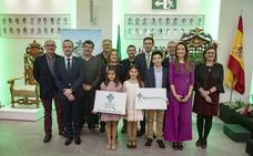 Miembros de la comisión, junto a Carla García, fallera mayor infantil de Valencia, y representantes municipales./rafa cartagena