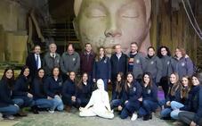 Consuelo Llobell y su corte visitan la construcción de la falla municipal./LP