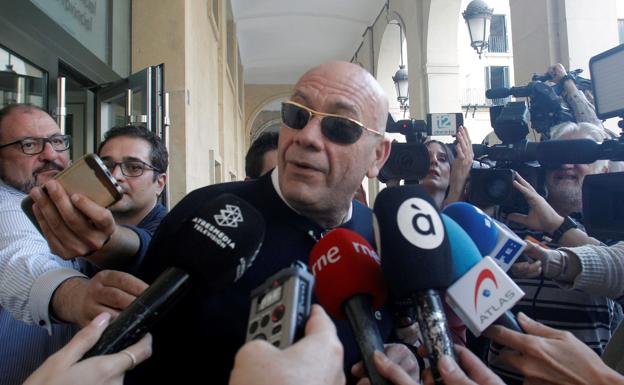 Salvador Ros, uno de los acusados, sale de la Audiencia Provincial tras oir el veredicto del jurado popular que lo ha declarado no culpable /EFE