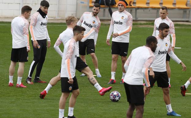 Entrenamiento del Valencia CF previo al partido de Champions que le enfrenta al Atalanta./J. Signes