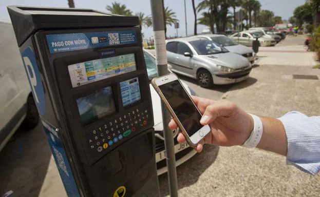 Un hombre paga su estacionamiento con el móvil./Álvaro Cabrera