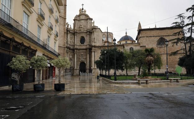 Los efectivos de la UME frente a la estación Joaquín Sorolla de Valencia./JESÚS SIGNES