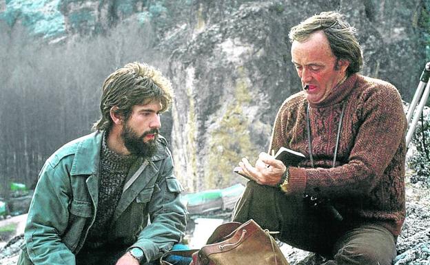 A la derecha,Carlos Sanz, cuando aún era un estudiante de Biología, con Félix Rodríguez de la Fuente, en una imagen tomada en 1977 en Pelegrina, Guadalajara, donde el equipo de filmación instaló su campamento base.