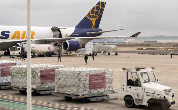 Llegada a Zaragoza, procedente de China, de más de un millón de mascarillas y material sanitario, donado por Inditex./EFE