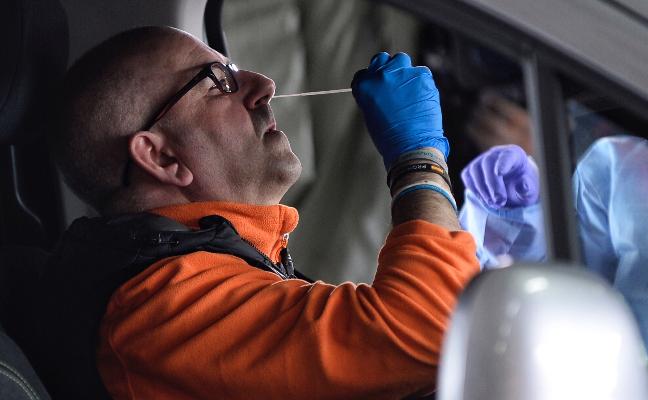 Un hombre se toma una muestra en el interior de su vehículo./EFE