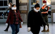 Ciudadanos pasean por las inmediaciones de la Estación del Norte de Valencia./EFE
