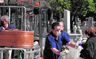 Entierros en el cementerio de La Almudena./Efe