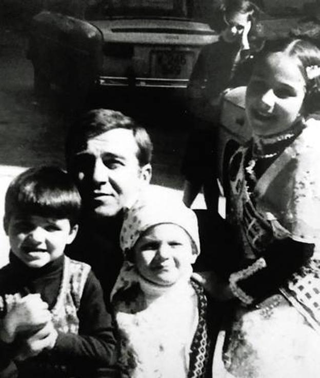 Juan Solanilla, con sus hijos en los años 70./LP