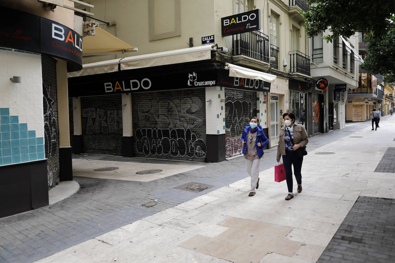 Los comercios se preparan para abrir.