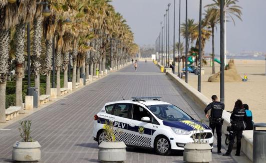 Actuación de la Policía Local de Valencia durante el estado de alarma. /EFE