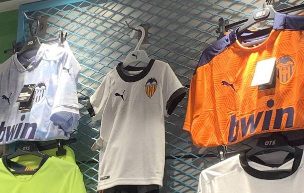 Las tres equipaciones del Valencia de la temporada 2020-2021 puestas en un lineal de venta antes de tiempo. /Ricardo Tárraga
