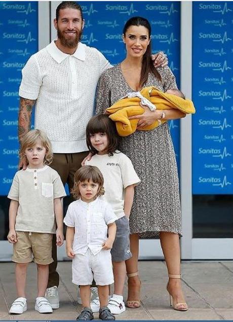 Pilar Rubio sale del hospital, con un estilo bien clásico.